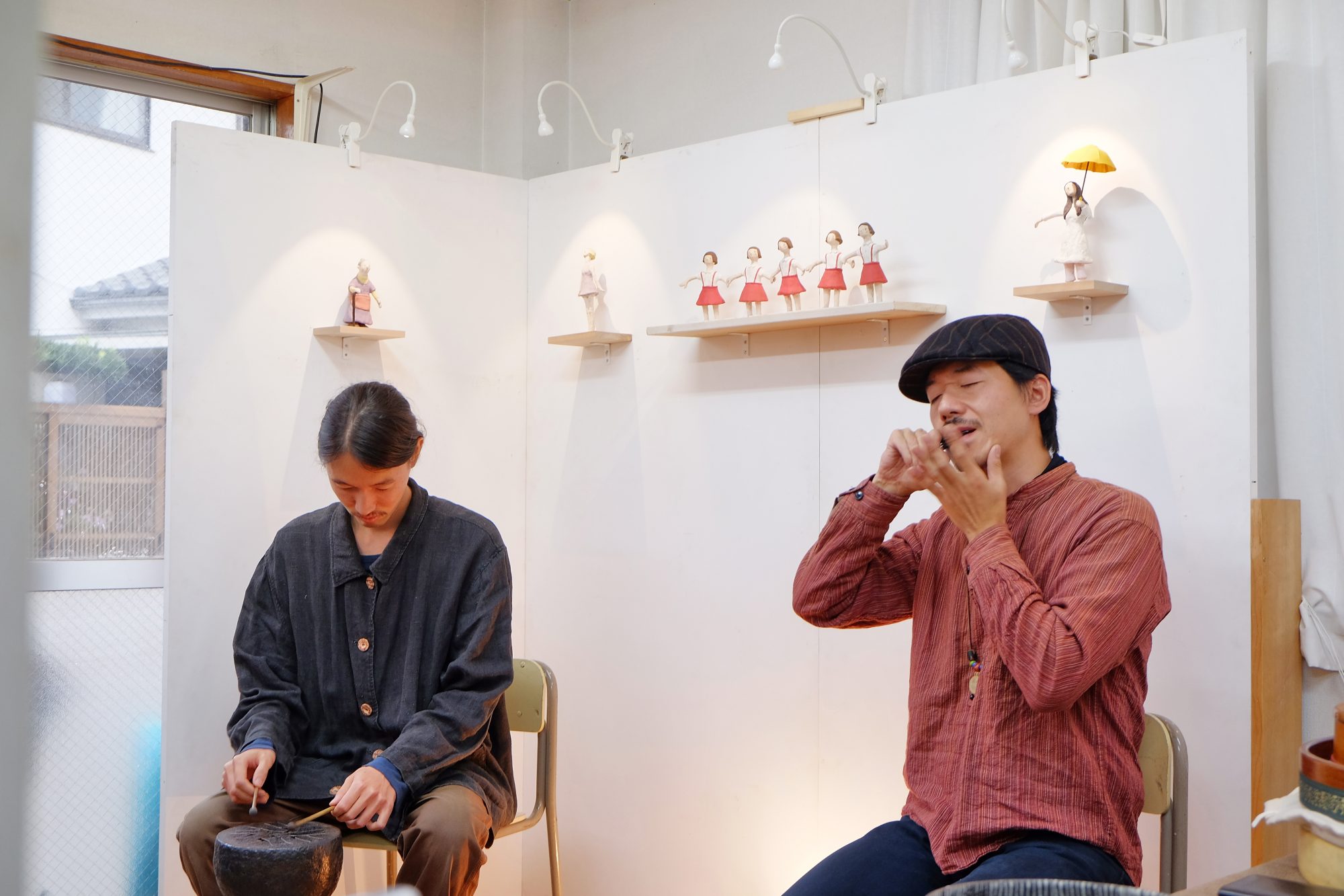 2015年の石田倉庫のアトリエ展では、作品の展示販売の他に、Acharr（久田祐三さん＋蔡怜雄さん）による打楽器ライブを開催。陶器の太鼓は、佳世さんが焼いたもの。
