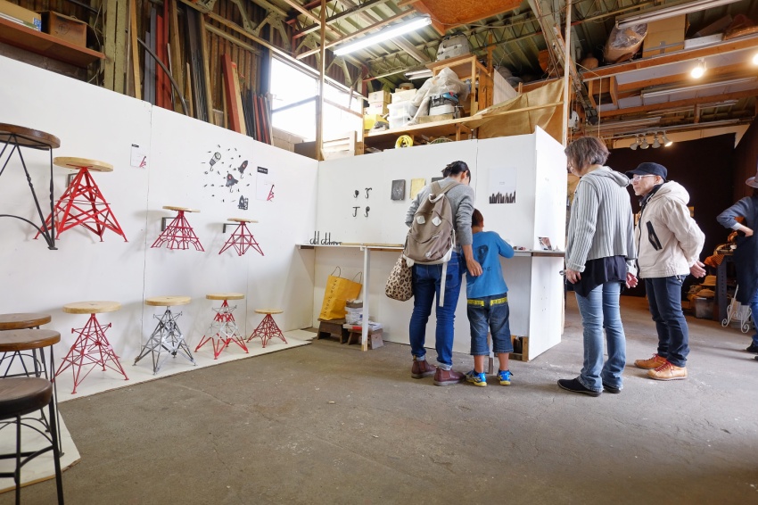 2015年の石田倉庫のアトリエ展では、大型作品についてはパネルで紹介、チビエンシリーズや、スツールなどは展示販売。併せて、ジュエリー作家である奥様のジュエリーの展示販売も行った。