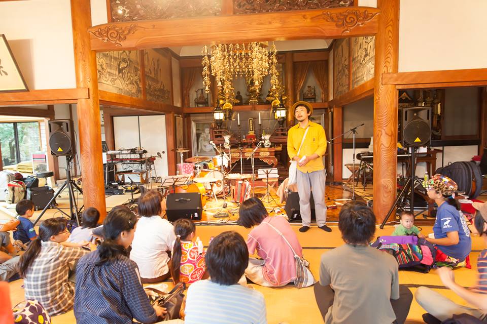 ３rdソロアルバム「チグハグソングス」の発売記念イベント『チグハグまつり』（2014年10月開催）。会場は町田の簗田寺（りょうでんじ）。バンド演奏やフードの出店など、弾き語りライヴにとどまらない「面白さ」をかたちにした。
