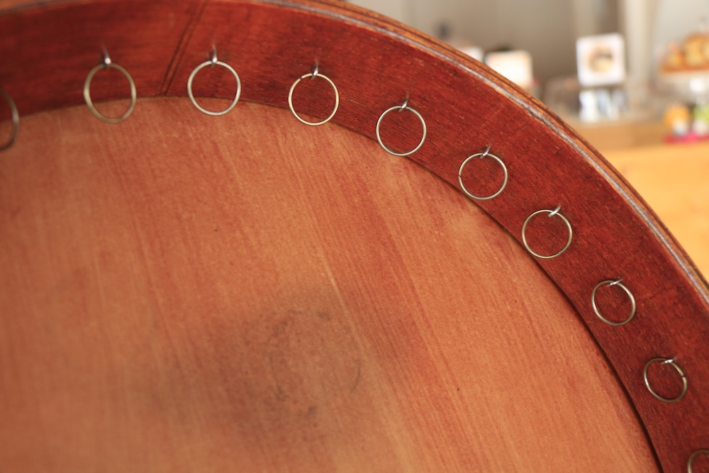 木枠の裏側についたリングがシャラシャラと響き、音の広がりを感じる。