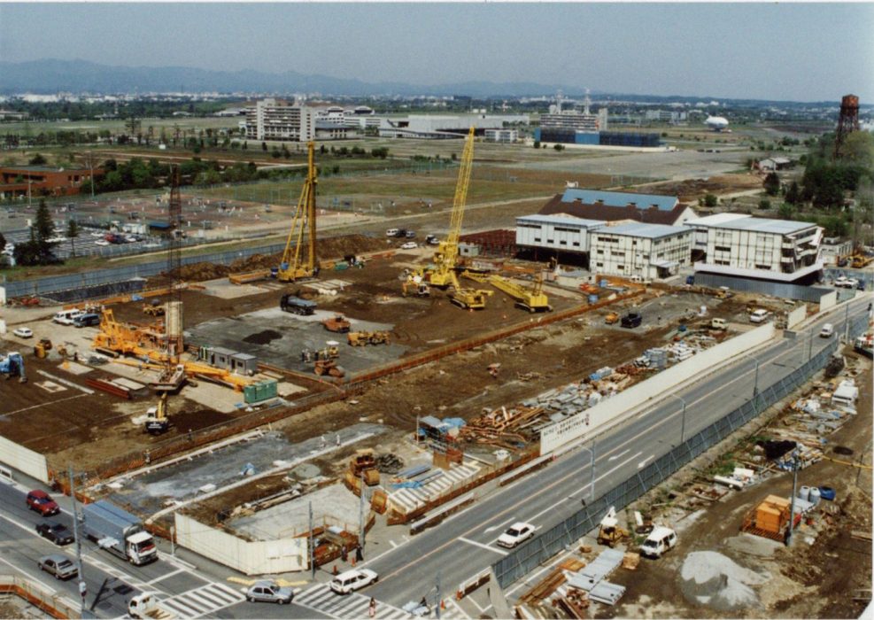 1992年（平成4年）、ファーレ立川の建設中の様子